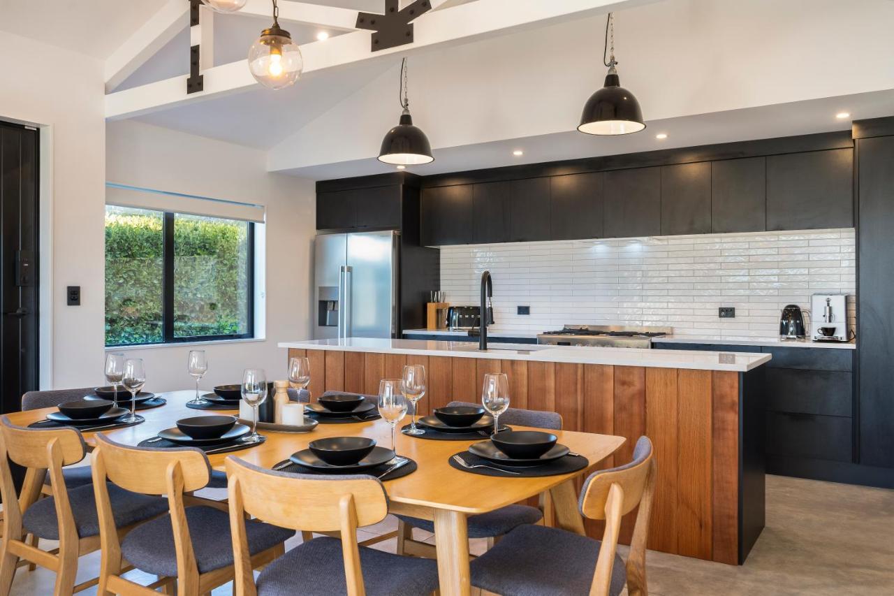 Black Barn Modern: Luxe Martinborough Escape 외부 사진