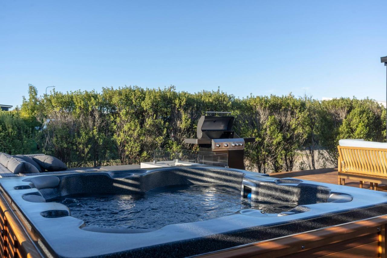 Black Barn Modern: Luxe Martinborough Escape 외부 사진