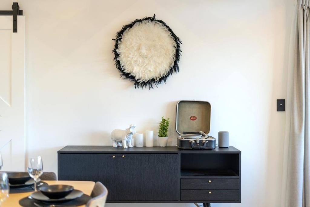 Black Barn Modern: Luxe Martinborough Escape 외부 사진